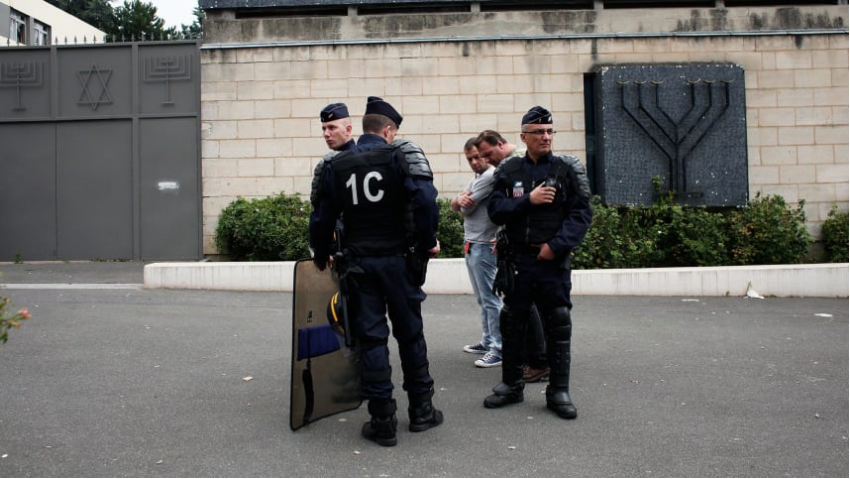 Подростки обстреляли синагогу во Франции